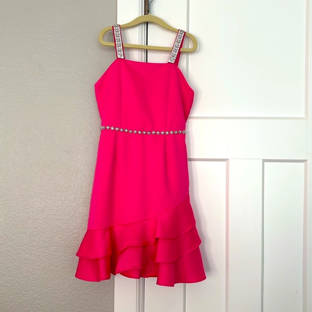 Girls dress! Size 8
Barbie pink with rhinestone straps and cross belt.